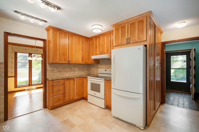 910 Claridge Court, Indianapolis, IN 46260