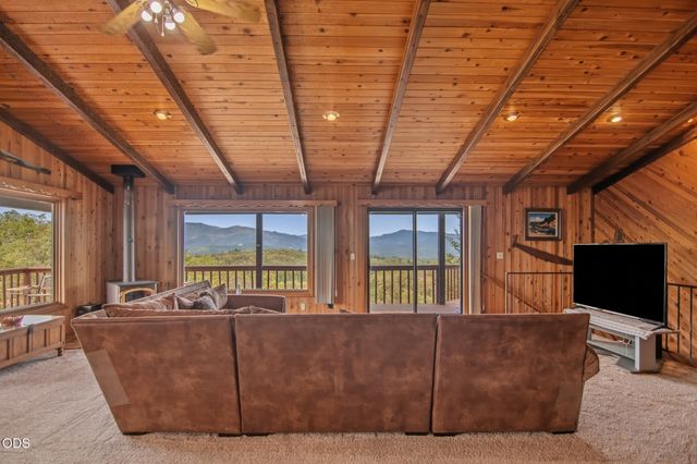 700 Cienaga Lane, Grants Pass, OR 97526