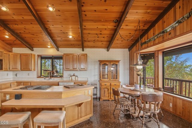 700 Cienaga Lane, Grants Pass, OR 97526