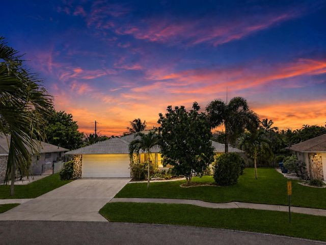 1081 Palama Way, Lantana, FL 33462