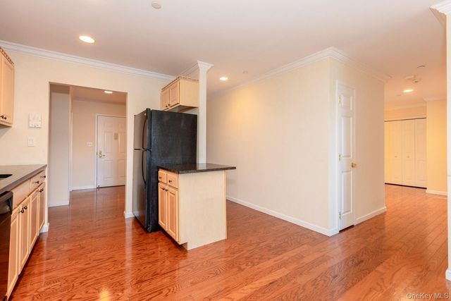 55 Clinton Avenue 403, Rockville Centre, NY 11570