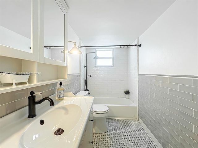 7133 Bay Dr 705, Miami Beach, FL 33141