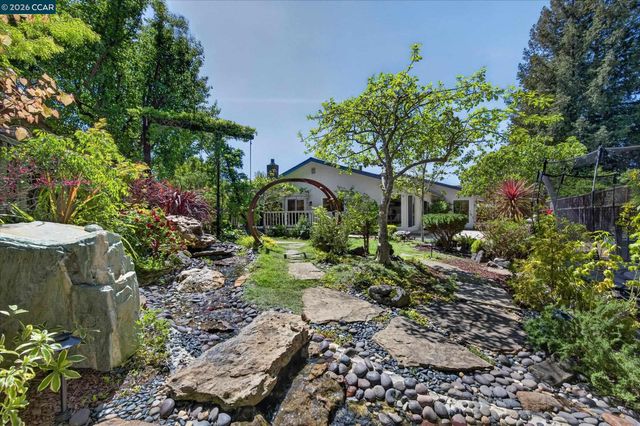 228 Royal Saint Ct, Danville, CA 94526