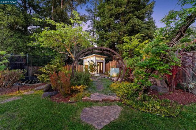 228 Royal Saint Ct, Danville, CA 94526