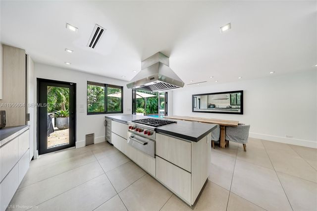 2815 Regatta Ave, Miami Beach, FL 33140