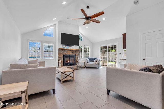 85 Roosevelt Circle E, Red Bank, NJ 07701