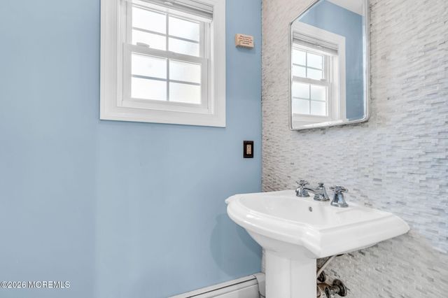 85 Roosevelt Circle E, Red Bank, NJ 07701