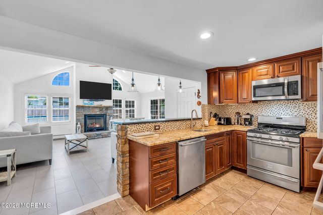 85 Roosevelt Circle E, Red Bank, NJ 07701