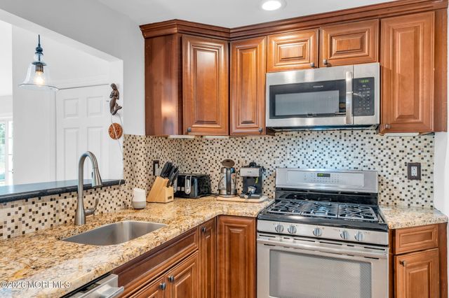 85 Roosevelt Circle E, Red Bank, NJ 07701