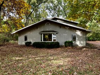 2604 S 11th Street, Niles, MI 49120