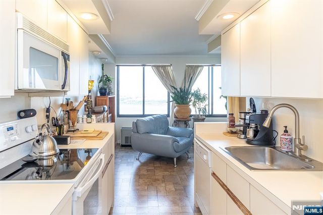 200 Winston Drive 1005, Cliffside Park, NJ 07010