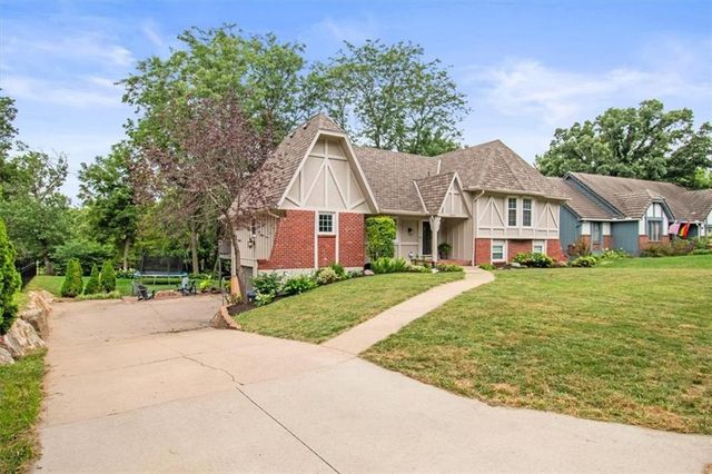 4524 NW Bramble Trail, Lee's Summit, MO 64064