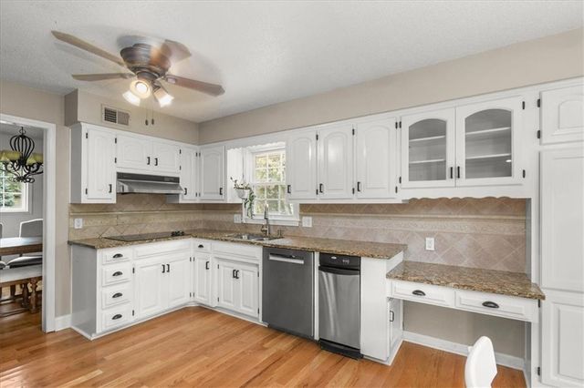 4524 NW Bramble Trail, Lee's Summit, MO 64064