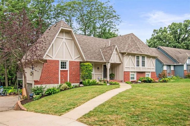 4524 NW Bramble Trail, Lee's Summit, MO 64064