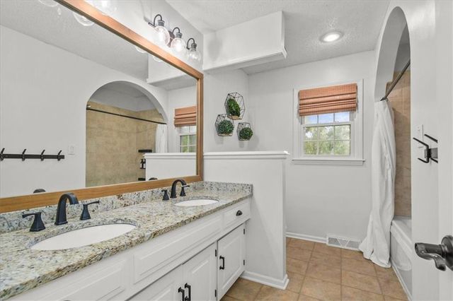 4524 NW Bramble Trail, Lee's Summit, MO 64064