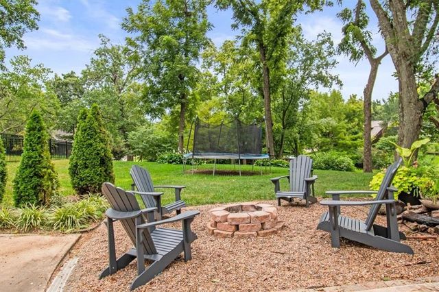 4524 NW Bramble Trail, Lee's Summit, MO 64064