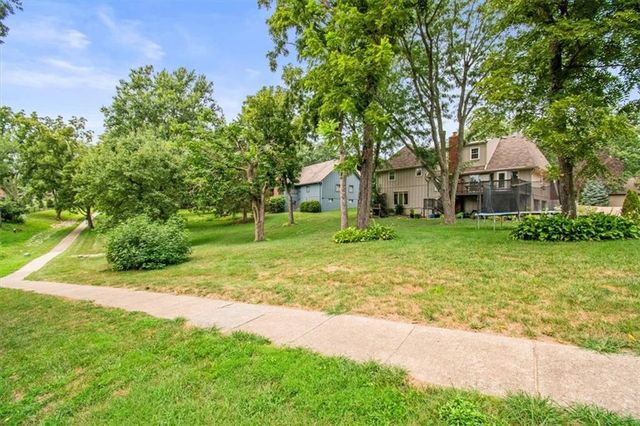 4524 NW Bramble Trail, Lee's Summit, MO 64064