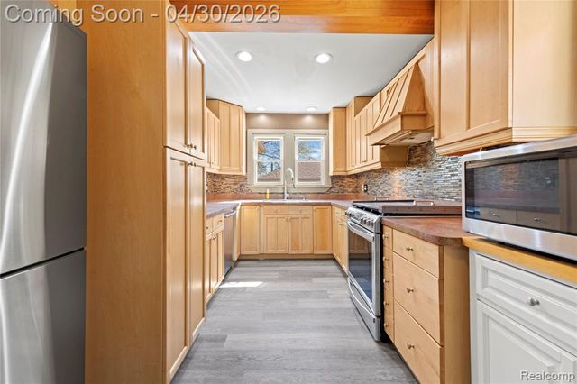 2835 Parkwood Street, Trenton, MI 48183