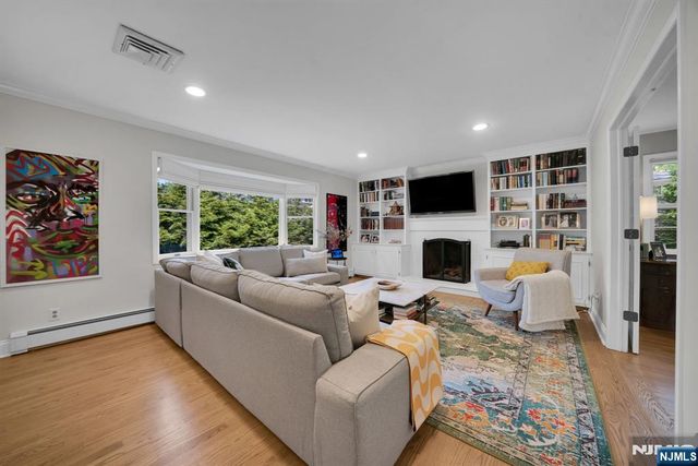10 Carolina Place, Ridgewood, NJ 07450