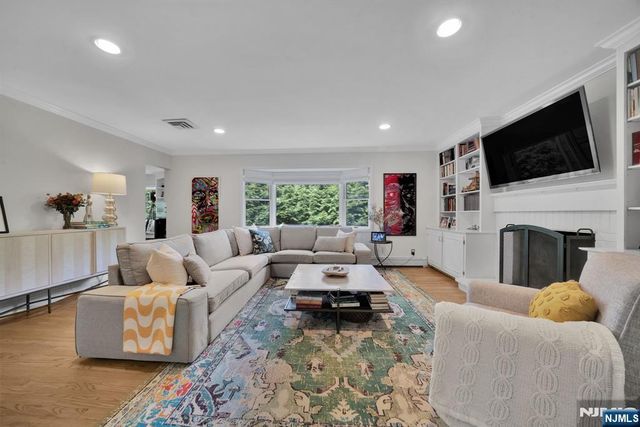 10 Carolina Place, Ridgewood, NJ 07450