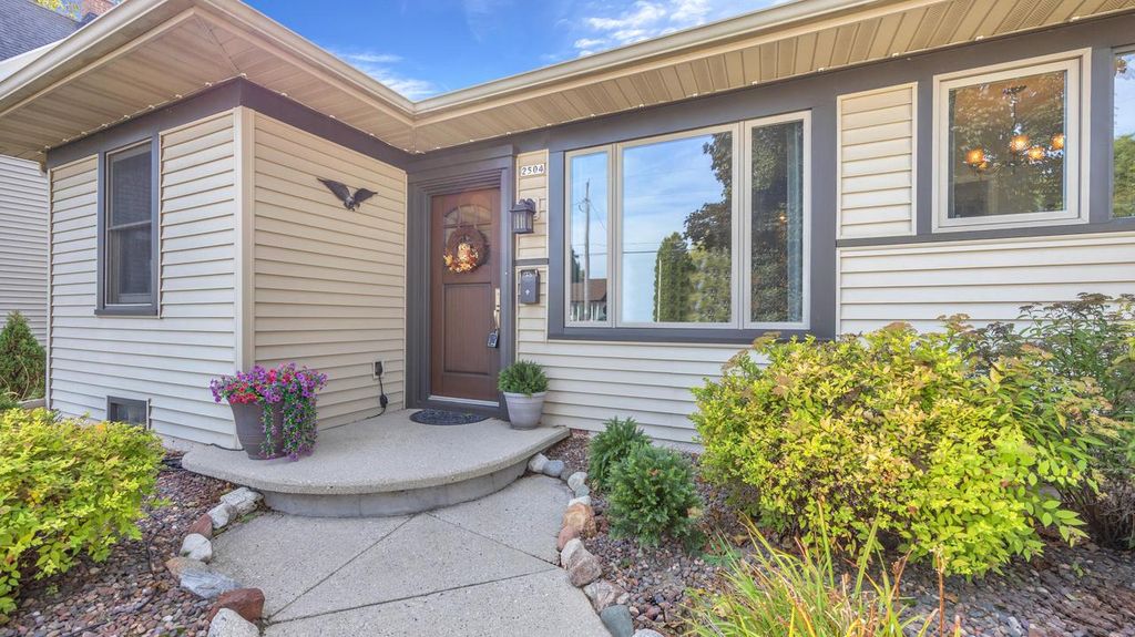 2504 Lakeshore DRIVE, Sheboygan, WI 53081