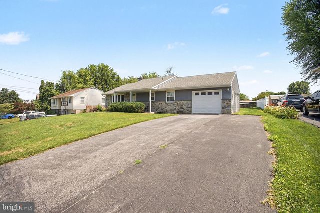 203 WHITTIER LN, Lancaster, PA 17602