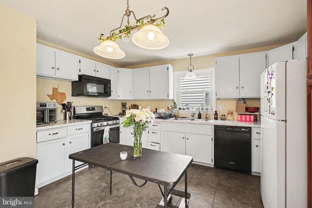 203 WHITTIER LN, Lancaster, PA 17602
