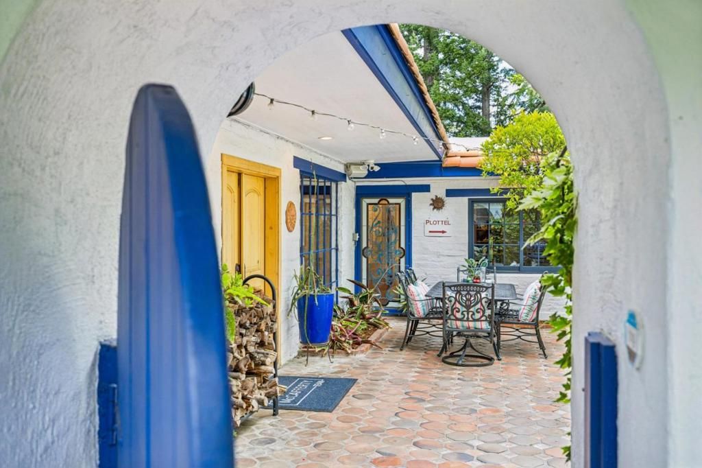 Image 9 of property listing at 237 Harding Avenue, Los Gatos, CA 95030