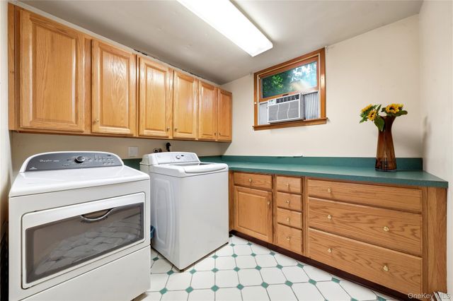 3 Finnin Place, Bayville, NY 11709