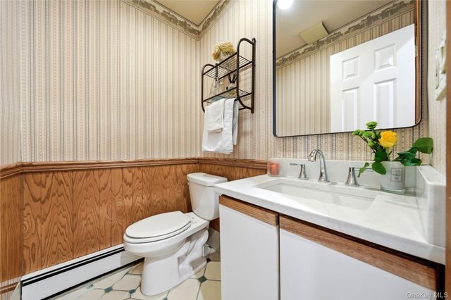 3 Finnin Place, Bayville, NY 11709
