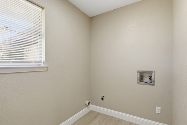 1910 Green Meadow Court, Arlington, TX 76013