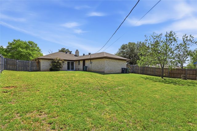 1910 Green Meadow Court, Arlington, TX 76013