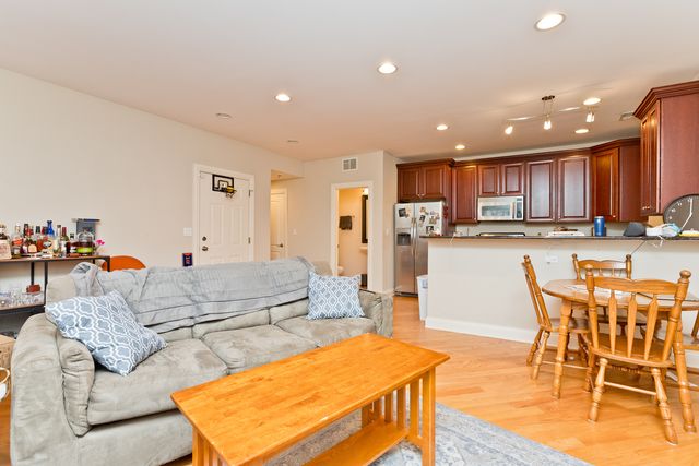 2414 W Moffat Street 1, Chicago, IL 60647