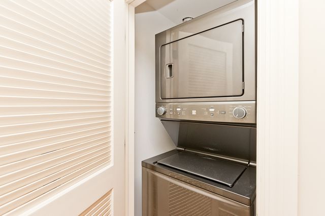 2414 W Moffat Street 1, Chicago, IL 60647