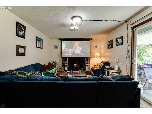 3911 PAM St, Eugene, OR 97402