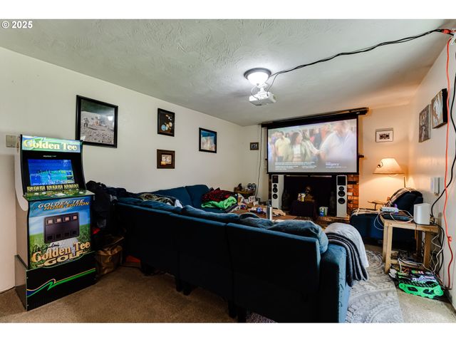 3911 PAM St, Eugene, OR 97402