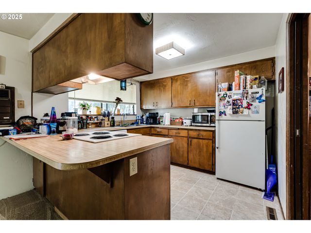 3911 PAM St, Eugene, OR 97402