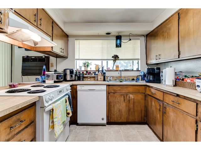 3911 PAM St, Eugene, OR 97402