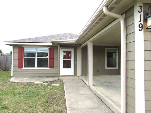 319 Candlewood Circle, Gainesville, TX 76240