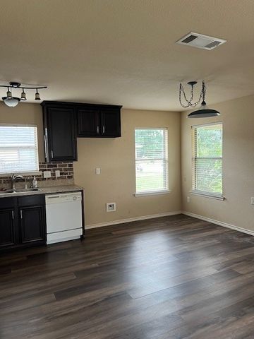 319 Candlewood Circle, Gainesville, TX 76240
