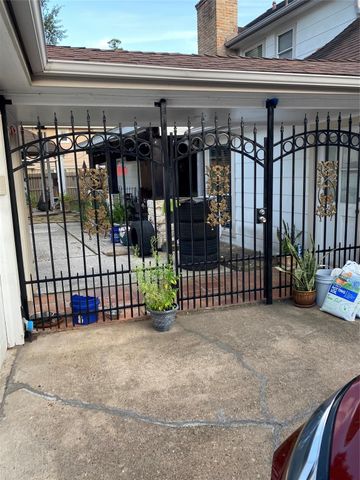 15518 Dawnbrook Dr, Houston, TX 77068