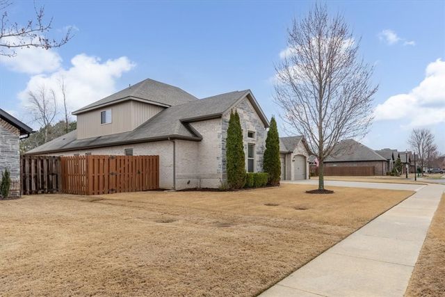 5311 S 60th Place, Rogers, AR 72758