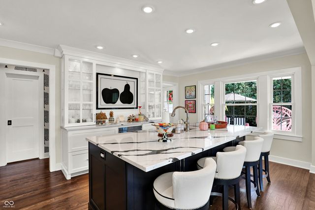 285 N Main Street, Zionsville, IN 46077