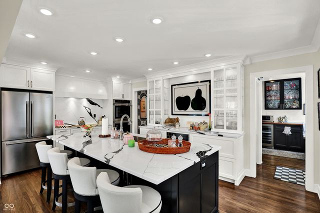 285 N Main Street, Zionsville, IN 46077