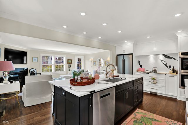 285 N Main Street, Zionsville, IN 46077