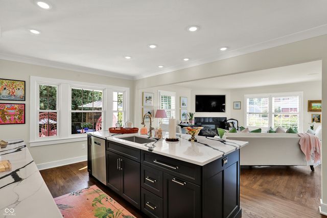 285 N Main Street, Zionsville, IN 46077