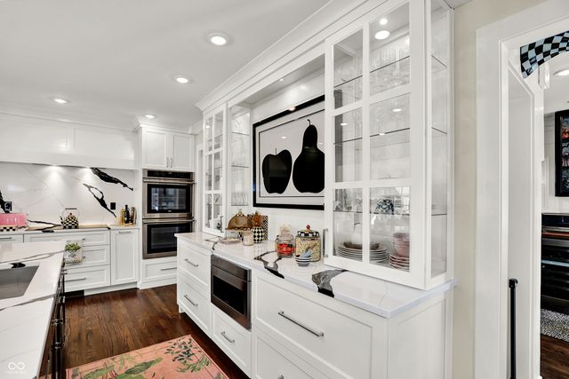 285 N Main Street, Zionsville, IN 46077