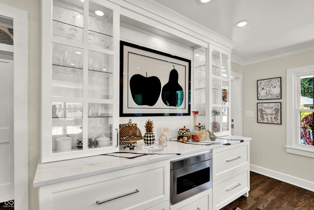 285 N Main Street, Zionsville, IN 46077