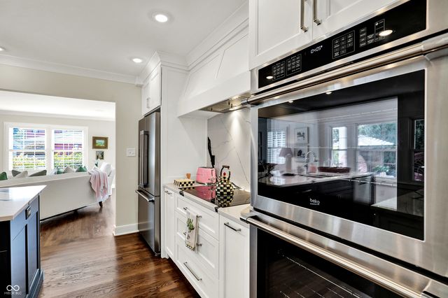 285 N Main Street, Zionsville, IN 46077