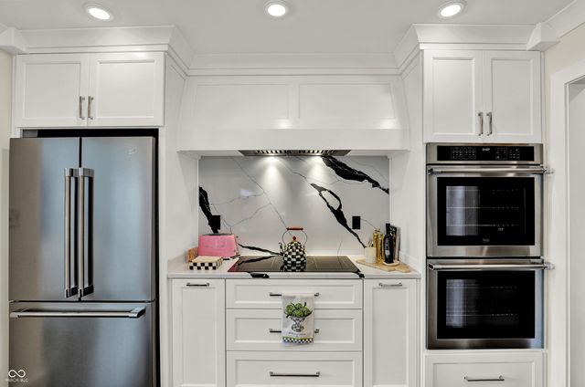 285 N Main Street, Zionsville, IN 46077